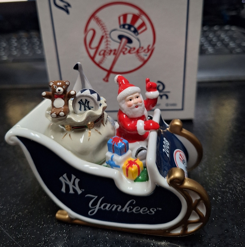 Yankees 2008 Santa Sleigh Ornament with box. Danbury Mint. EXCELLENT condition!